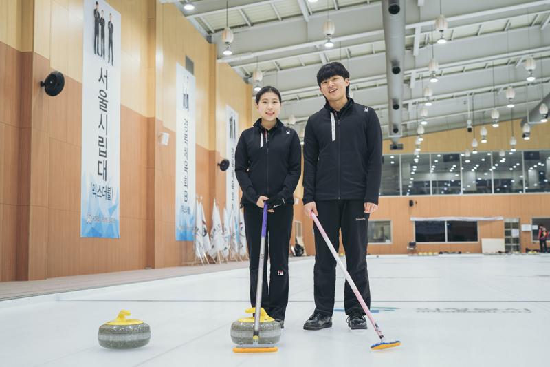 컬링경기장에서 이지영, 김민찬 학생